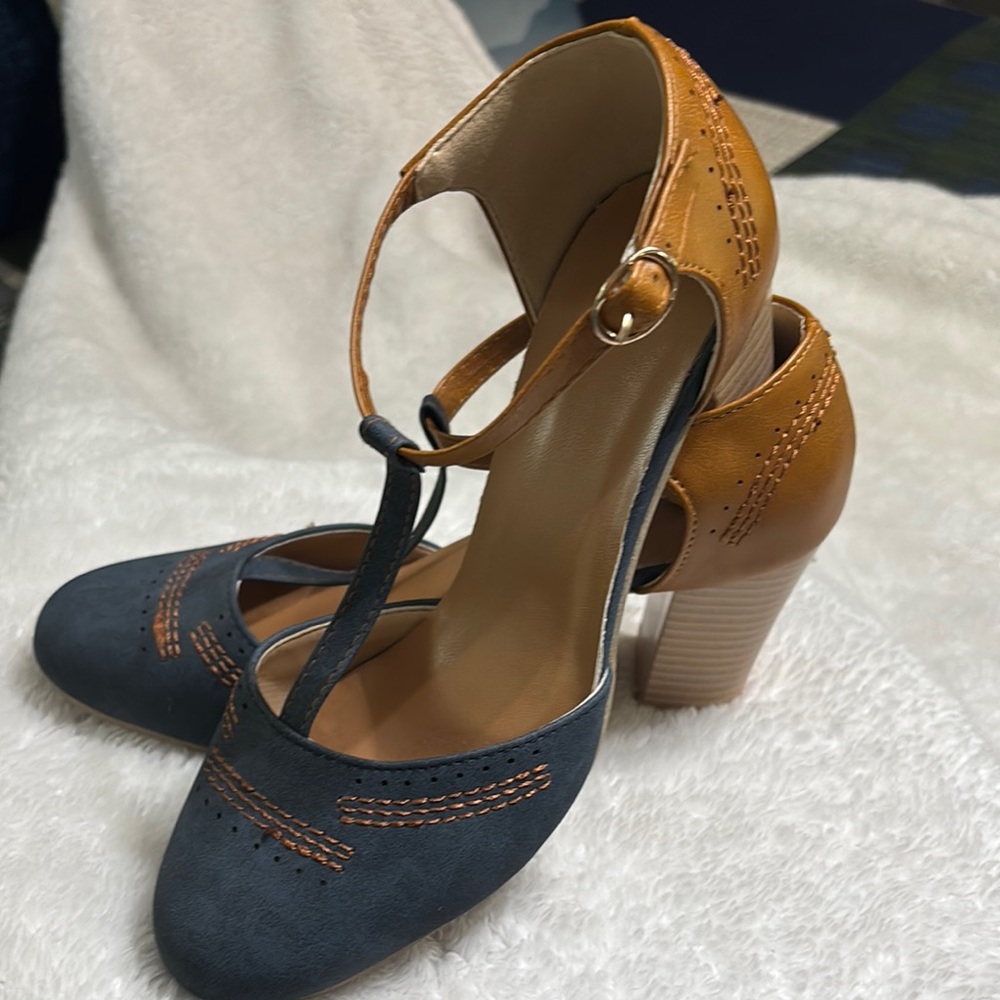 Chic Blue and Tan Heels with Elegant Design
